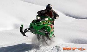 Mit Arctic Cat Snowmobilen am Rundkurs